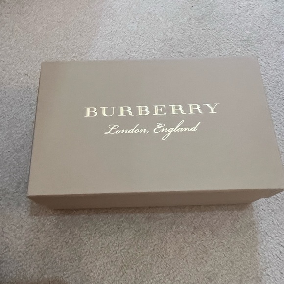 Soft pink Burberry sneakers for every occasion - Picture 3 of 3